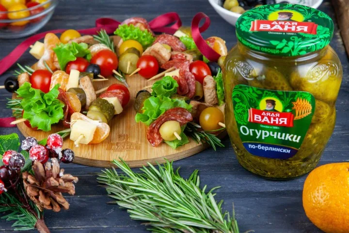 Рождественский венок с огурчиками