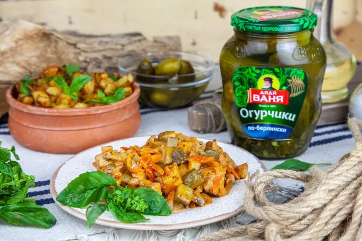 Азу в горшочках с огурчиками
