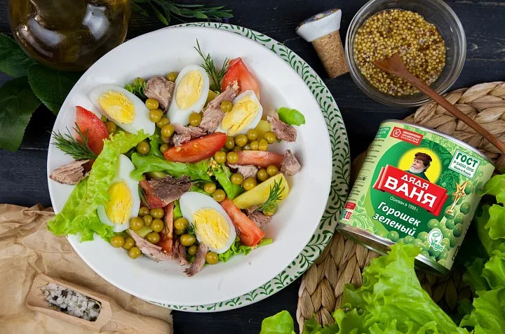 Салат с тунцом и зеленым горошком