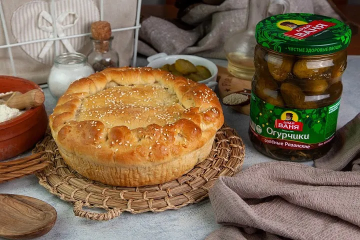 Пирог с солёными огурчиками